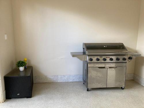 a kitchen with a stove and a sink in a room at Inspirations Mullewa in Mullewa