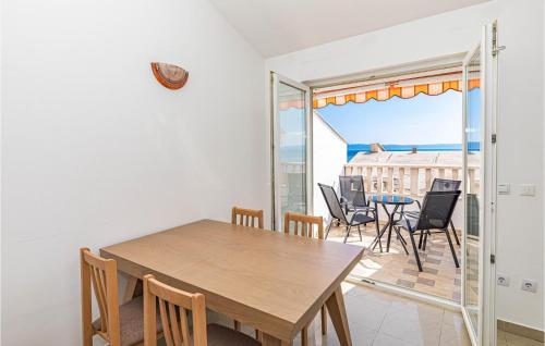 Cozy Apartment In Makarska With Wifi