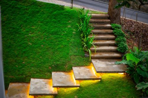 Taman di luar Namara Green Ella