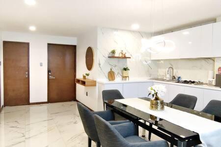 a kitchen and dining room with a table and chairs at Rivera MaiaHome-Hermoso apt en Polanco cerca Antara - 2BR 2BT in Mexico City