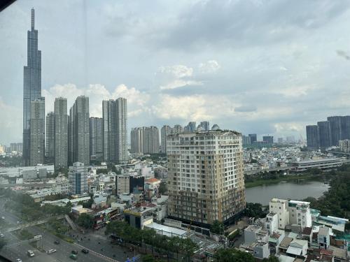uma vista para uma cidade com edifícios altos e um rio em Landmark 81 View, 2 Bedroom APT em Ho Chi Minh