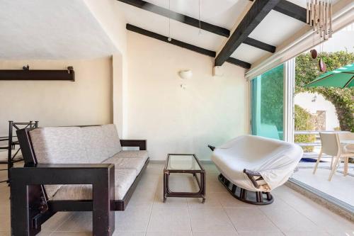 a living room with a couch and a table at Hermosa Villa Puesta al SOL in Acapulco