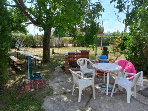 a group of chairs and a table in a yard at View Berry House in Csopak