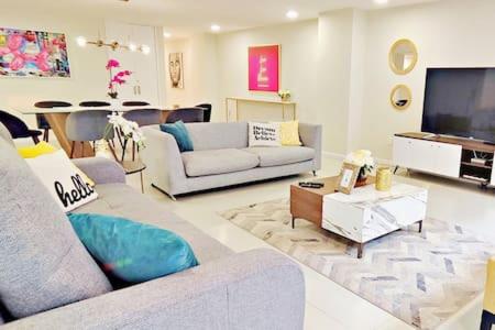 a living room with two couches and a tv at Leonora MaiaHome-Amplio apt en Polanco a pasos de Masaryk 3BD + 3BT in Mexico City