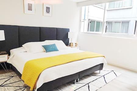 a bedroom with a large bed and a window at Leonora MaiaHome-Amplio apt en Polanco a pasos de Masaryk 3BD + 3BT in Mexico City