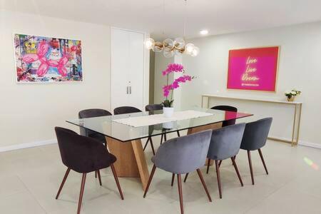 a dining room with a table and chairs at Leonora MaiaHome-Amplio apt en Polanco a pasos de Masaryk 3BD + 3BT in Mexico City