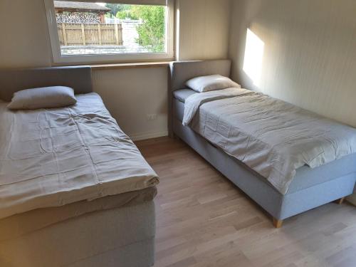 Postel nebo postele na pokoji v ubytování Rukkilille majutus