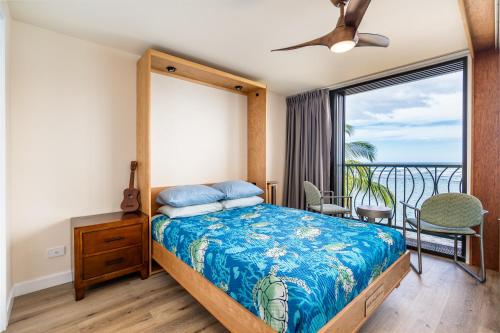 1 dormitorio con 1 cama y balcón en Sunset Shores - Waialua Oceanfront Retreat, en Waialua