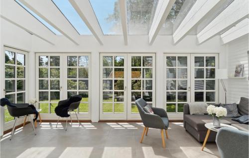 Χώρος καθιστικού στο Amazing Home In Hornbæk With Wifi