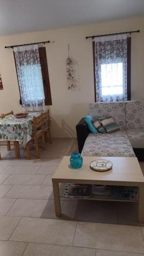 sala de estar con sofá y mesa en Eleni's house, en Karianí