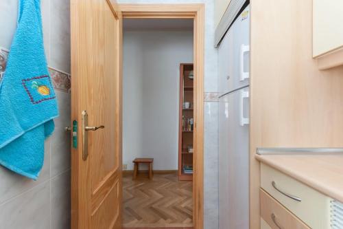 a bathroom with a wooden door and a shower at Precioso Apartamento in Madrid