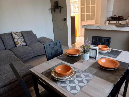 a living room with a table and a couch at Nice apartamento. 5 minutos del aeropuerto. in Mexico City