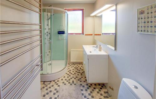スカーノル・メッド・ファルステルボにあるAmazing Home In Falsterbo With 4 Bedroomsのバスルーム(ガラス張りのシャワー、シンク付)