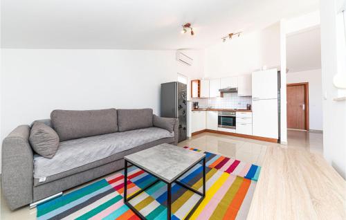 Cozy Apartment In Makarska With Wifi