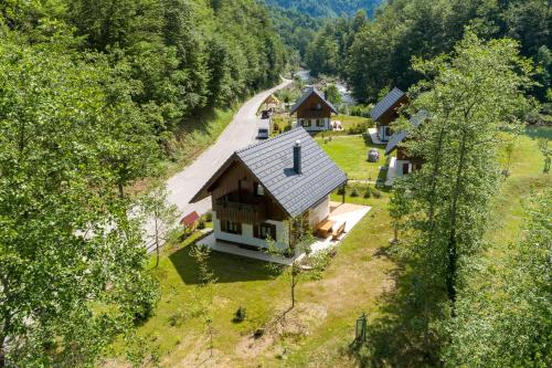 una vista aérea de una casa en una colina en Riverside Resort Stari Malni Kolpa - Happy Rentals, en Osilnica