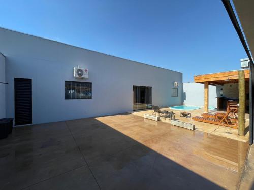 a large room with a swimming pool in a house at Cantinho Estrelado - Casa automatizada com ALEXA in Brotas