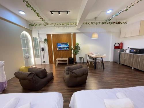 Sunway Geo Suite-Linked BRT-Medical في بيتالينغ جايا: غرفة معيشة مع كنبتين ومطبخ