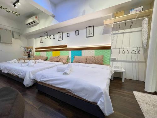 2 camas en una habitación con sábanas blancas en Sunway Geo Suite-Linked BRT-Medical en Petaling Jaya