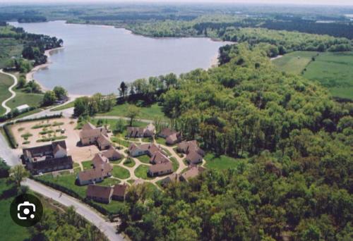 - une vue aérienne sur une maison à côté d'un lac dans l'établissement Lentille, à Châteauroux