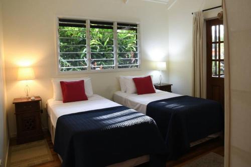 Voodi või voodid majutusasutuse Lillypads Red Cottage - Rainforest Tranquility toas