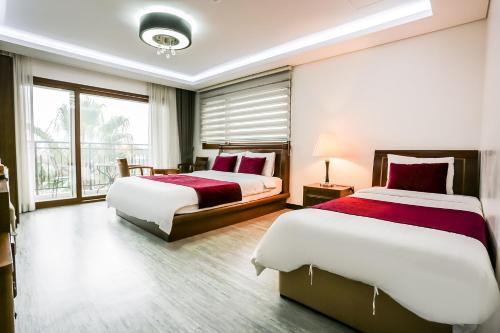 En eller flere senge i et værelse på The Seri Resort