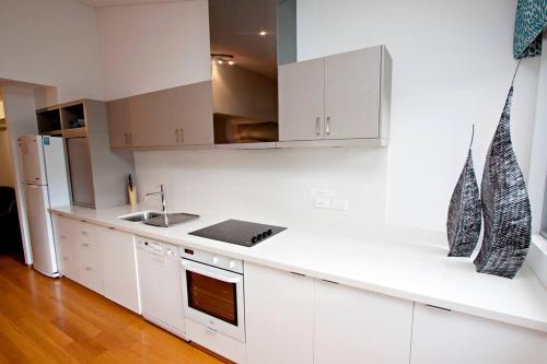 Apt 9 'Delphinius' @ Bay View Centro, Dunsboroughにあるキッチンまたは簡易キッチン