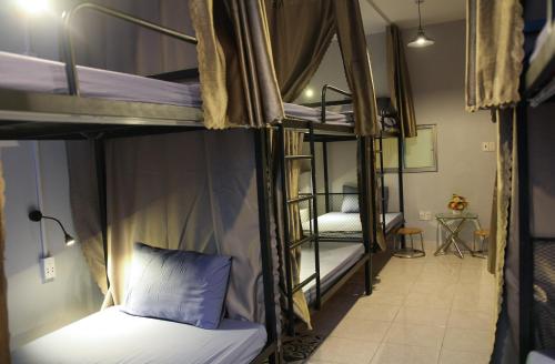 een kamer met 3 stapelbedden en een hal bij Violet Star Hotel and Spa in Ho Chi Minh-stad