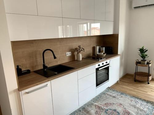 Modern Sea View Apartment, 3 min to Beach, Parking & AC