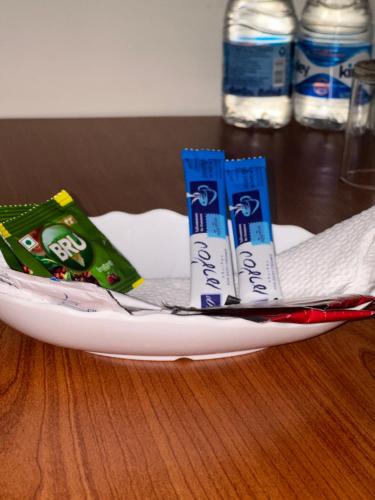 einen Teller mit Zahnpasta und Snacks auf dem Tisch in der Unterkunft N Joy Inn in Trincomalee