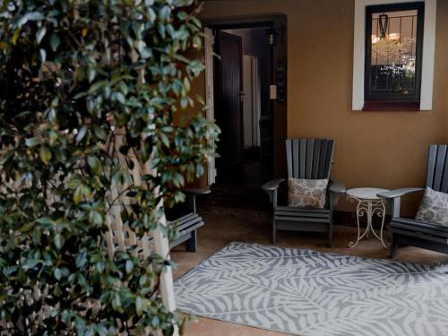 a living room with two chairs and a plant at Desiderata Chalet in Hilton