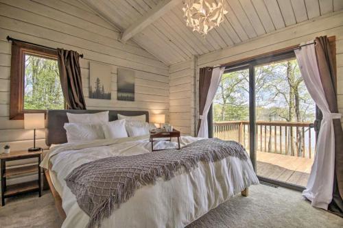 Giường trong phòng chung tại Cozy Winter Cabin Retreat with View