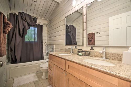 Cozy Winter Cabin Retreat with View tesisinde bir banyo