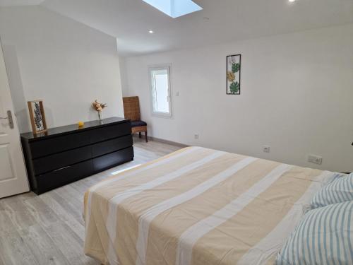 1 dormitorio blanco con 1 cama y vestidor en Maison de village en Provence, en Sainte-Tulle
