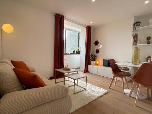 un salon avec un canapé et une table dans l'établissement Nid douillet proche Capitole, à Toulouse