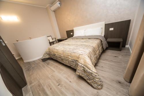 a bedroom with a bed with a large comforter at B&B Corte sul Naviglio CIN I T 0 1 5 0 7 0 C 1 3 X U I L Q C V in Cernusco sul Naviglio