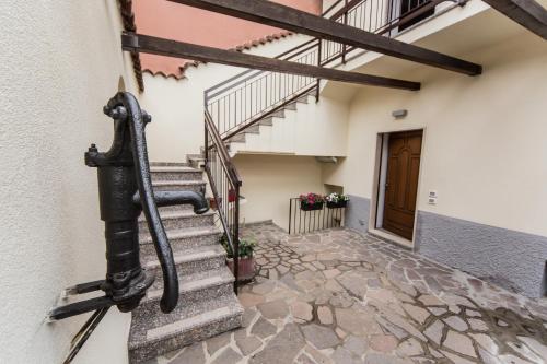 a set of stairs in a building with a metal railing at B&B Corte sul Naviglio CIN I T 0 1 5 0 7 0 C 1 3 X U I L Q C V in Cernusco sul Naviglio
