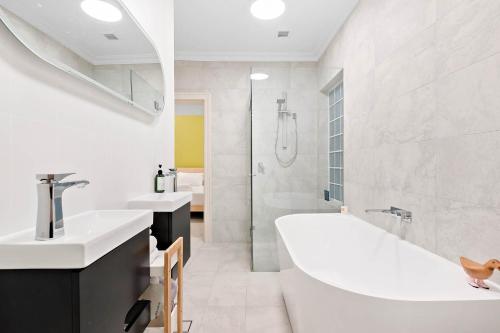 y baño con 2 lavabos y bañera. en Coogee 2 Bedroom Escape - New listing, en Sídney