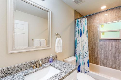 ein Badezimmer mit einem Waschbecken, einem WC und einem Spiegel in der Unterkunft A Place in the Sun in Ocala