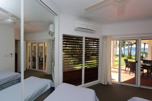 um quarto com 2 camas e vista para um pátio em Beaches No 4 - Absolute Beachfront em South Mission Beach