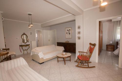 um quarto com uma cama, uma mesa e cadeiras em Lia Apartment em Perea