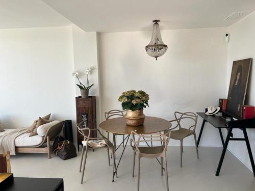 a living room with a table and chairs and a couch at Faro 3 in Torredembarra