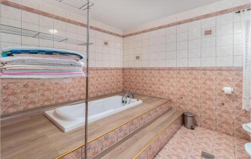 uma casa de banho com uma banheira e um lavatório em Gorgeous Apartment In Lopar With Wifi em Lopar
