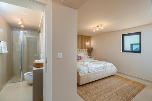 ein Schlafzimmer mit einem Bett, einer Dusche und einem WC in der Unterkunft Villa Slatina near Zrce beach in Novalja