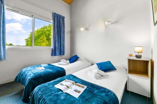 Ένα ή περισσότερα κρεβάτια σε δωμάτιο στο Logis Hôtel & Restaurant Ludik