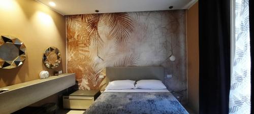 sypialnia z łóżkiem i kamienną ścianą w obiekcie Suite House 5 Terre w mieście La Spezia