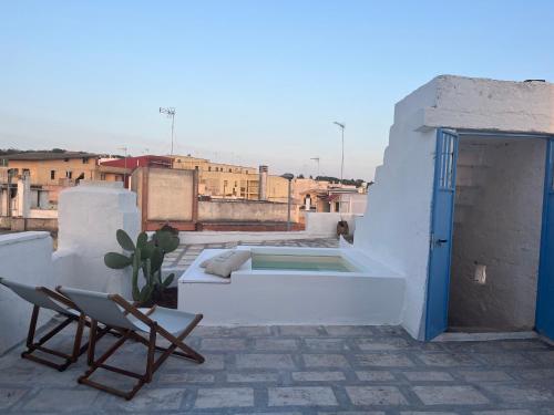 a white building with a swimming pool on a roof at L’Edicola Votiva in Casarano