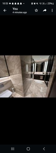 イスタンブールにあるAddress residence by emmarの洗面台とトイレ付きのバスルームの写真