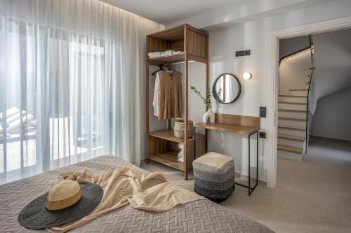 - une chambre avec un lit doté d'un chapeau dans l'établissement Stefi Villas - Deluxe Pool Bliss Retreats, à Anópolis