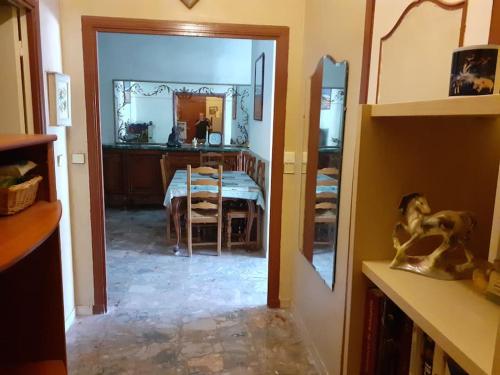 une salle à manger avec une table et un miroir dans l'établissement Nice Fabron 90 m2 avec Garage, à Nice