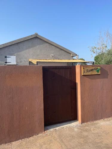 uma porta de garagem castanha com um sinal em cima em A Ranochja em Ventiseri